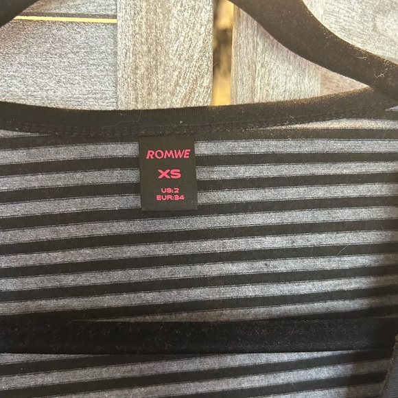 ROMWE Black & Grey Striped Short Sleeve Fitted Top Blouse Size X-Small Pet - Picture 3 of 7